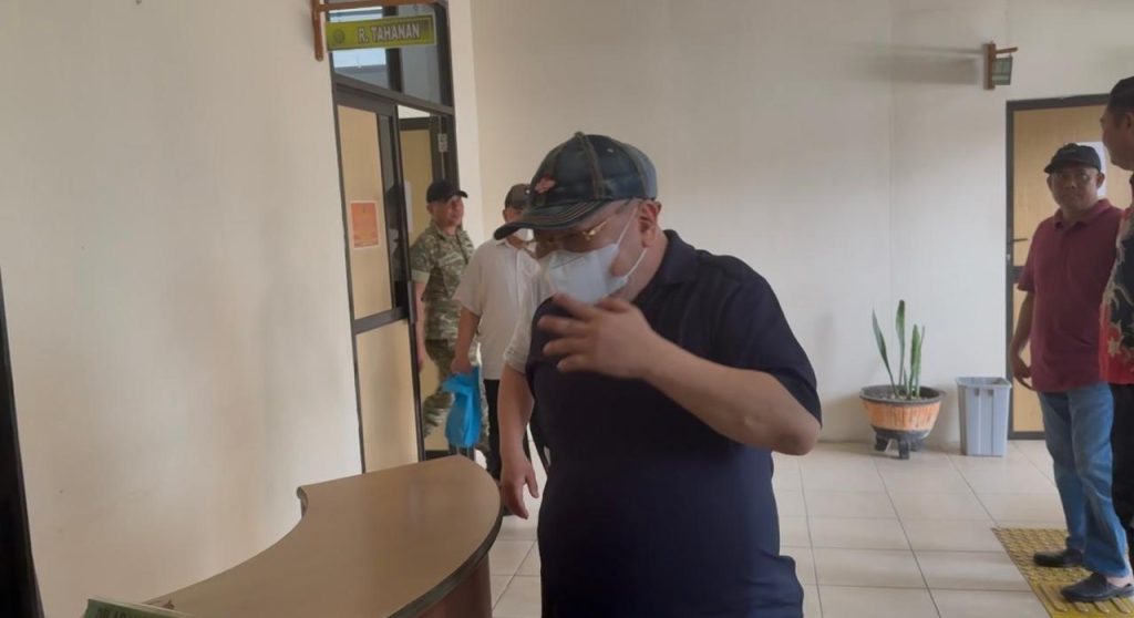 Herman Fu saat tiba di gedung PN Pangkalpinang, tanpa mengenakan rompi tahanan dan tangan tak terborgol. Foto: Bangkabelitungtv.com
